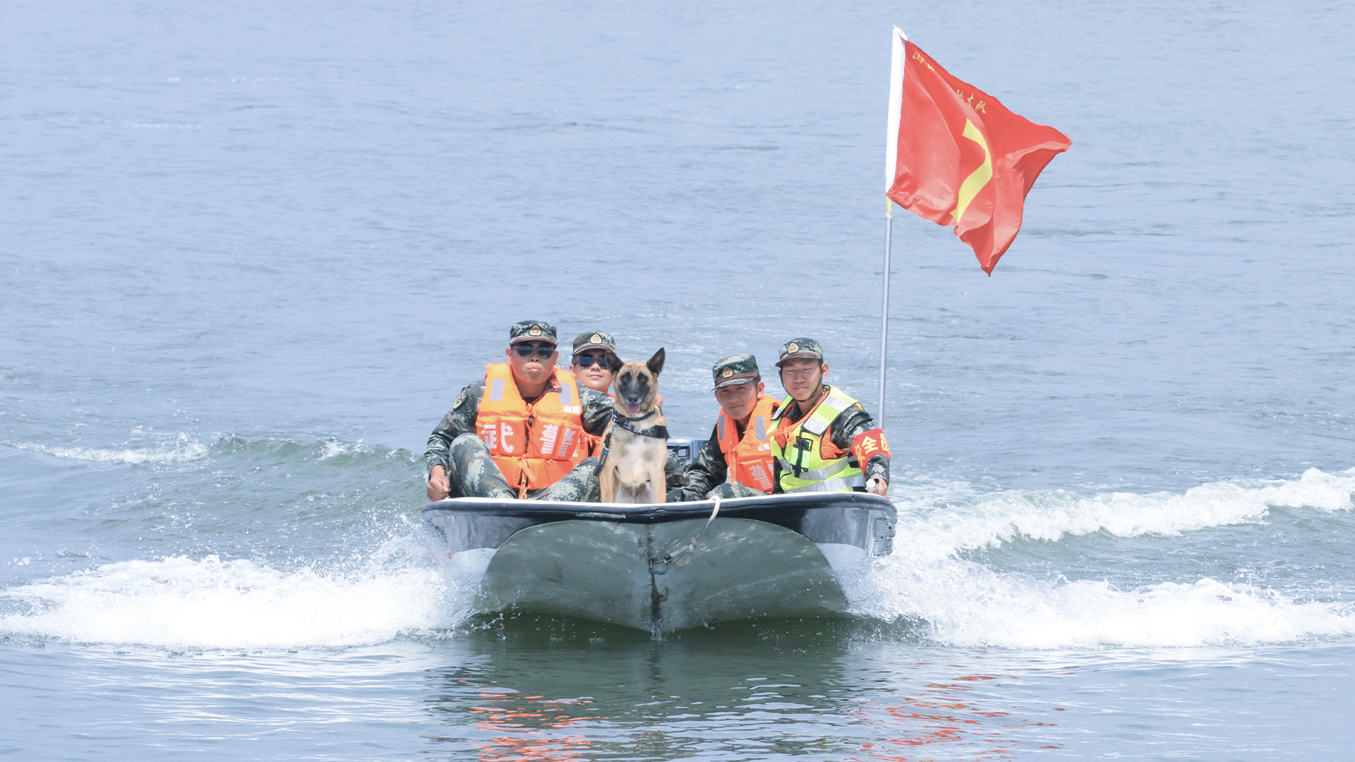 劈波斬浪！直擊武警沖鋒舟練兵現(xiàn)場(chǎng)【2】