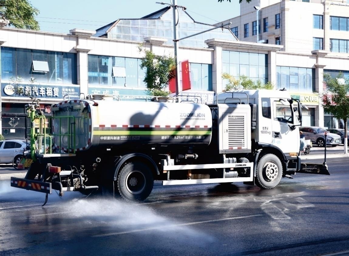 機掃車進行道路濕掃和沖洗路面。來源：太原市城鄉(xiāng)管理局