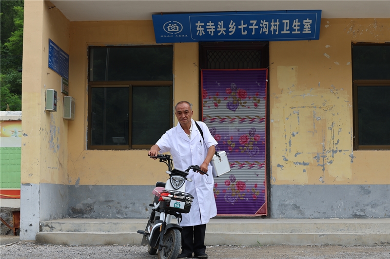王文吉騎上電動(dòng)車準(zhǔn)備入戶。賈笑夢(mèng) 攝