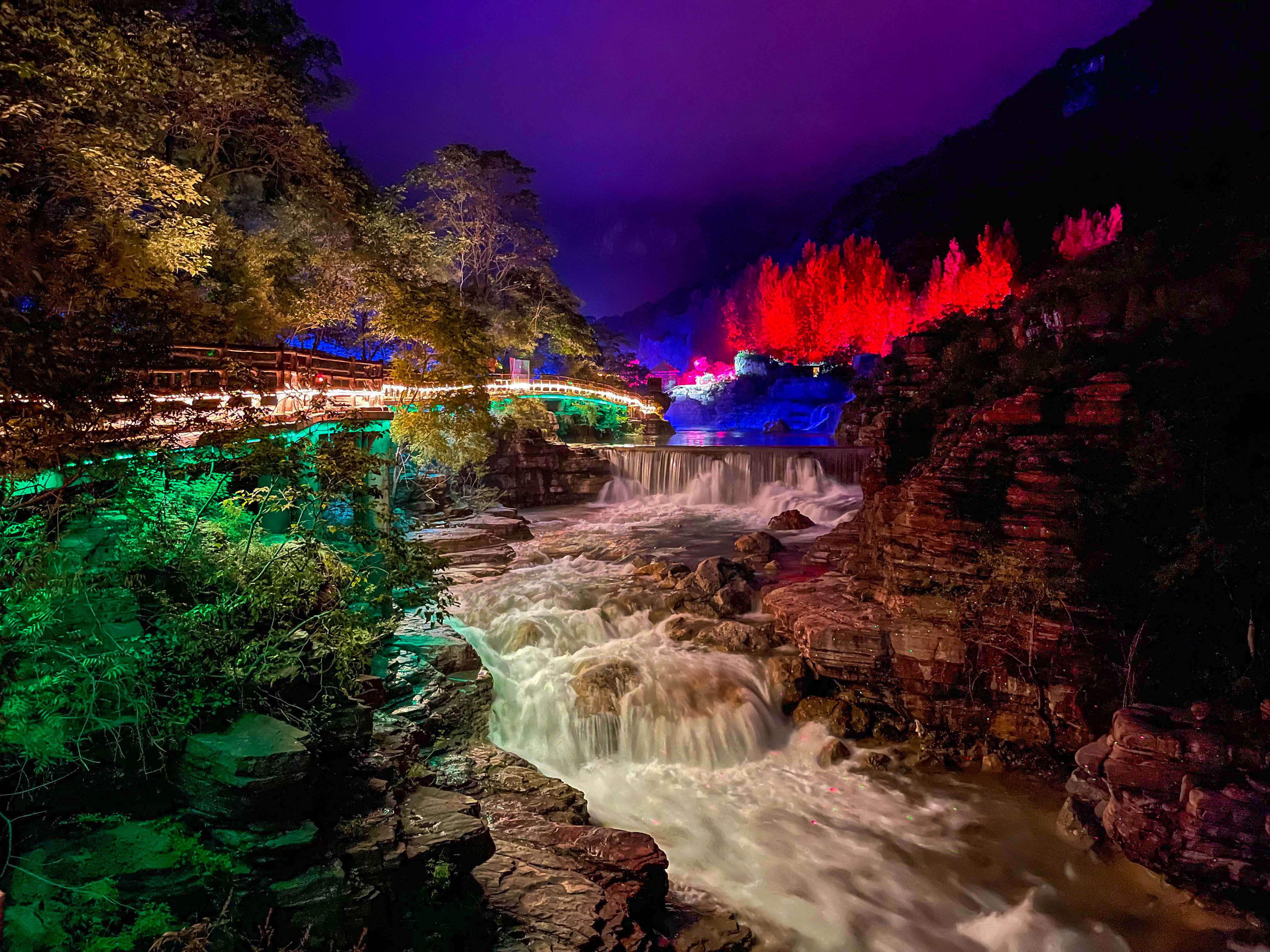 云臺(tái)山水景、山景、幻光互相交織。景區(qū)供圖