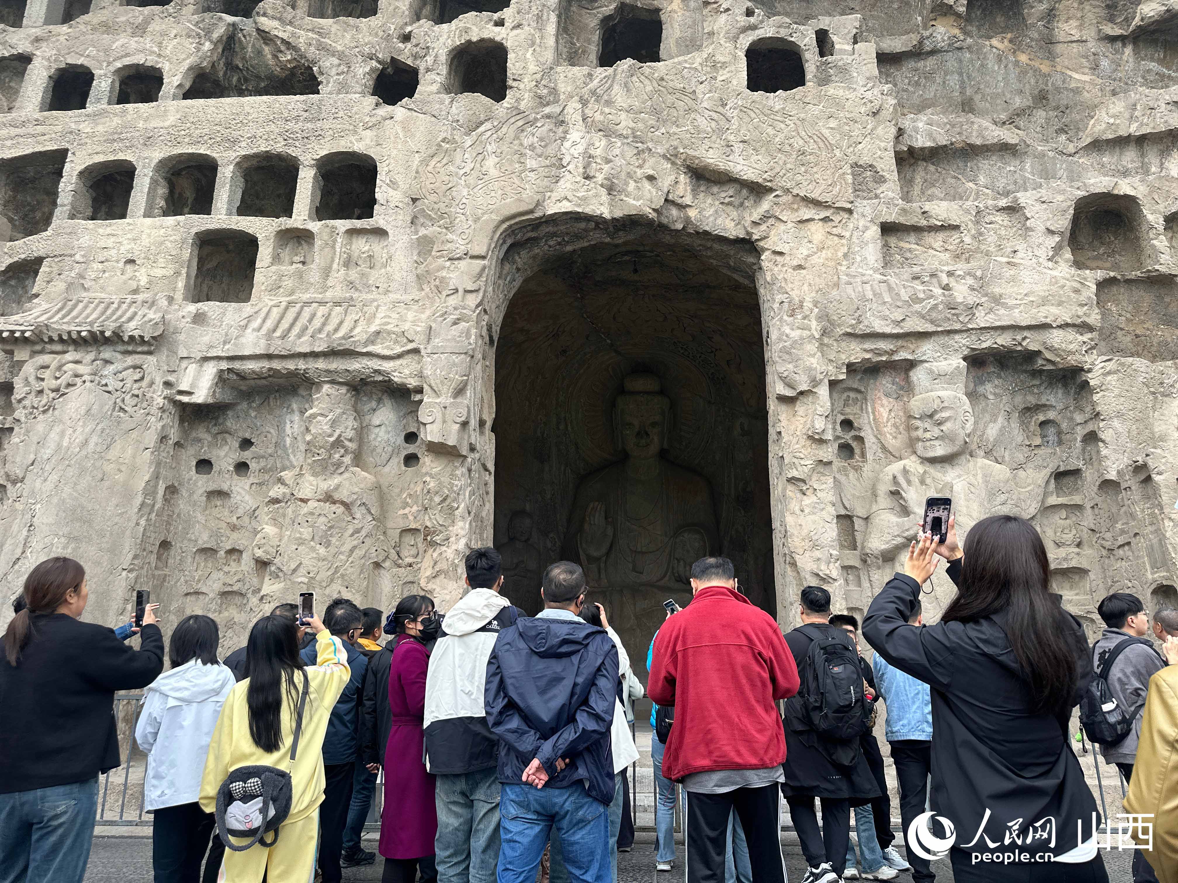 龍門石窟景區(qū)內(nèi)游人如織。人民網(wǎng)記者 董童攝