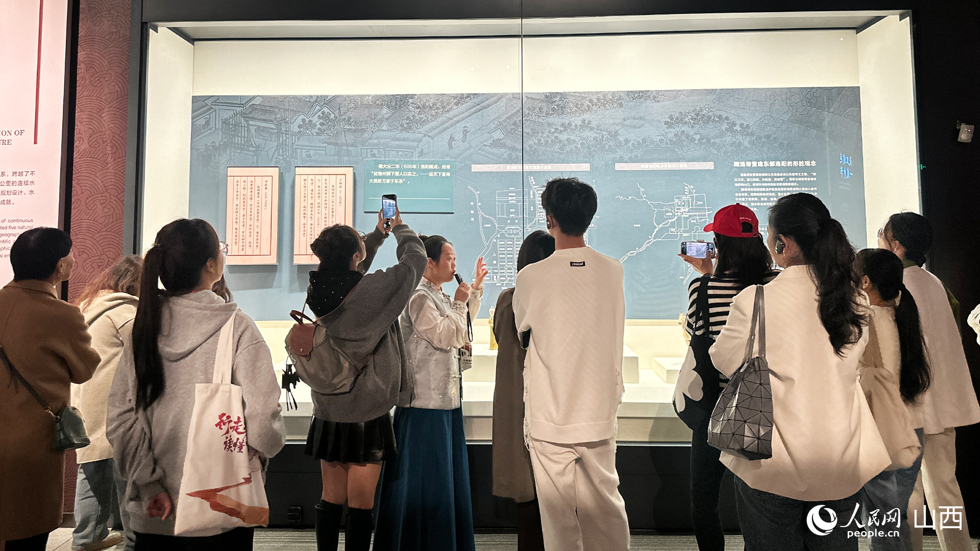 游客在隋唐大運河博物館內參觀。