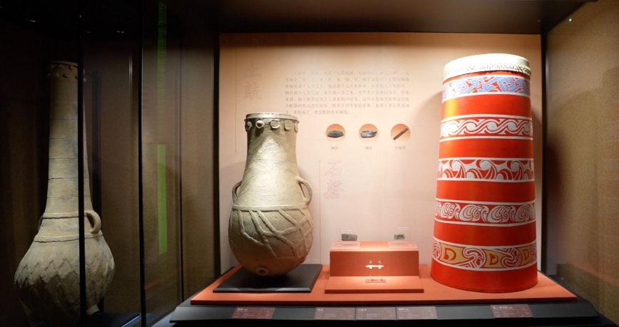陶寺遺址出土的土鼓（展廳中為復(fù)制品）與鼉鼓（復(fù)原）。