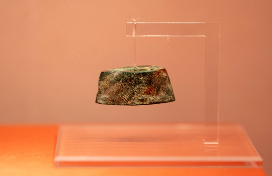 銅鈴，樂器。陶寺遺址一共出土了7件銅器，是復(fù)合范鑄技術(shù)的萌芽。