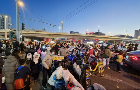 南中環(huán)街塢城路口擁擠的“接娃大軍”。人民網(wǎng)記者王晏如攝