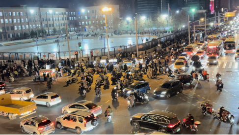 山大附小門前路口人車混行。學(xué)生離校接近尾聲，最后一波接學(xué)生的電動(dòng)車正在撤離。人民網(wǎng)記者馬瑩攝