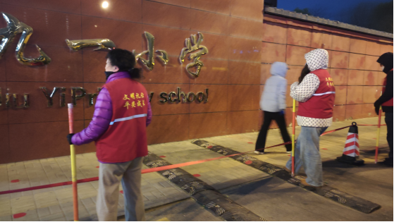 九一小學(xué)門前的“家長(zhǎng)護(hù)學(xué)崗”。人民網(wǎng)記者焦搏文攝
