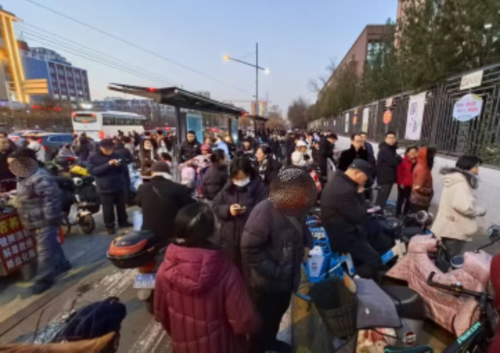 山大附小西出口外等待接學(xué)生的家長(zhǎng)。人民網(wǎng)記者王晏如攝