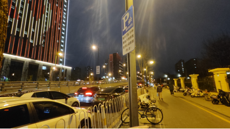九一小學(xué)限時(shí)停車終點(diǎn)外仍停有大量接送車輛。人民網(wǎng)記者焦搏文攝