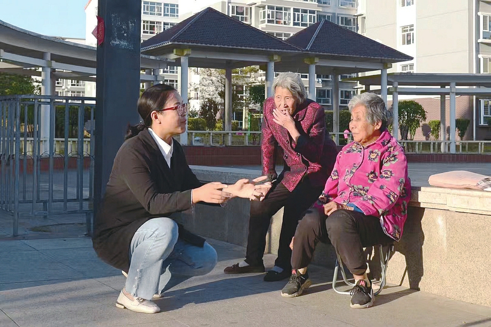 吳志花與社區(qū)群眾認(rèn)真交流，耐心為他們排憂解難。 通訊員攝
