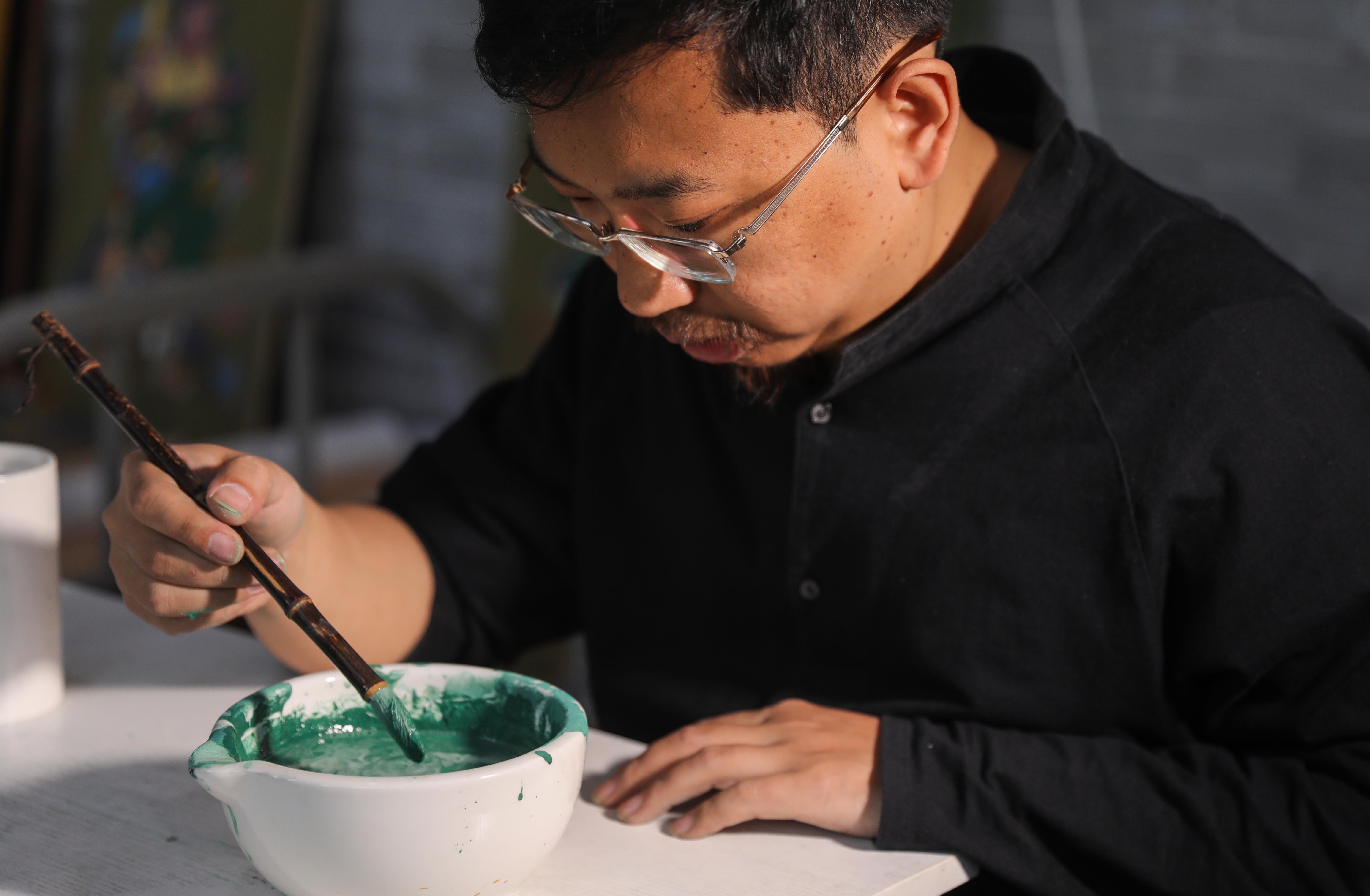 劉子群在手工制作礦物顏料。王帆 攝
