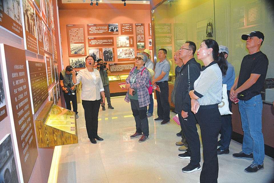 雙塔村中央后委駐臨縣歷史陳列室內(nèi)，張海紅正在給參觀者講解。圖片由受訪者提供