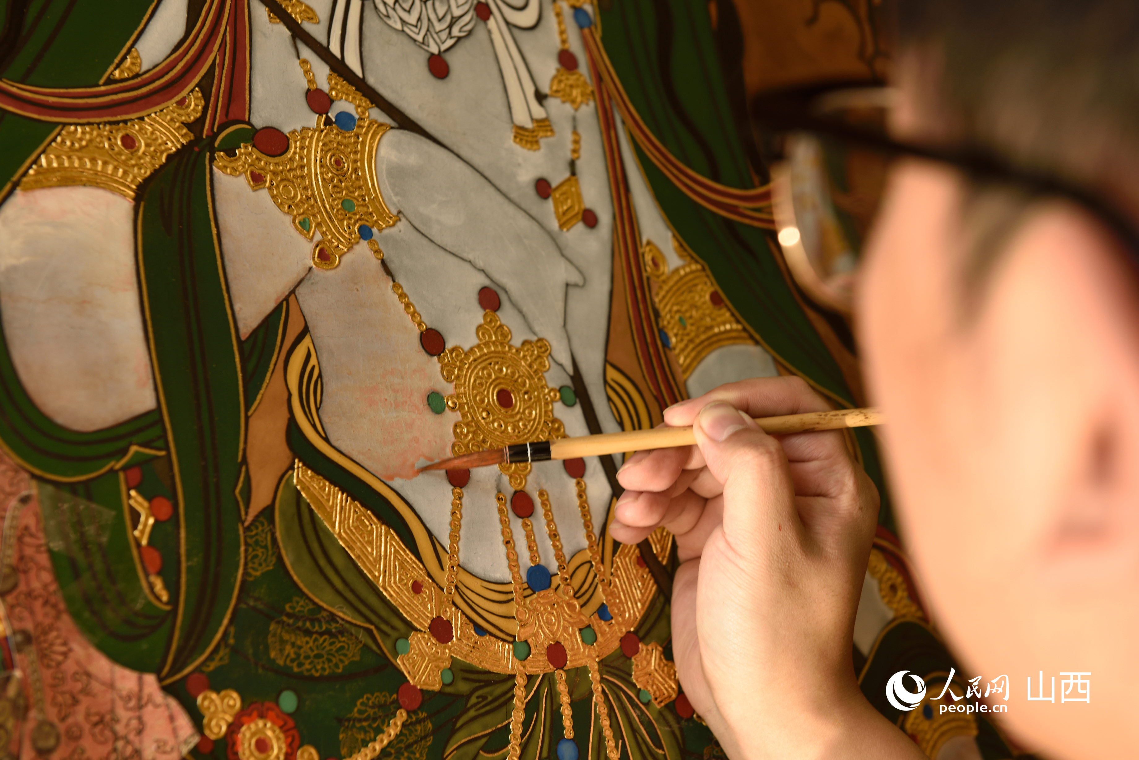 復(fù)原壁畫工作中瀝粉貼金的過(guò)程細(xì)節(jié)圖。